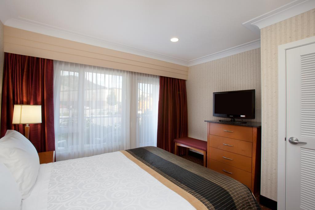 Best Western Plus Kelowna Hotel & Suites Bilik gambar